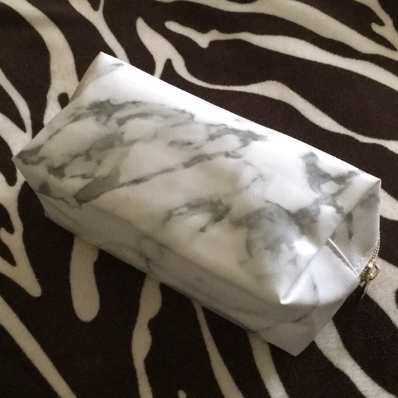 Makeup bag FREE with purchase - Picture 3 of 3